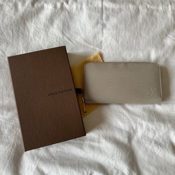 Louis Vuitton Handbags - Louis Vuitton Epi Zippy Wallet